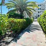 - Spacious Beachside Apartamento